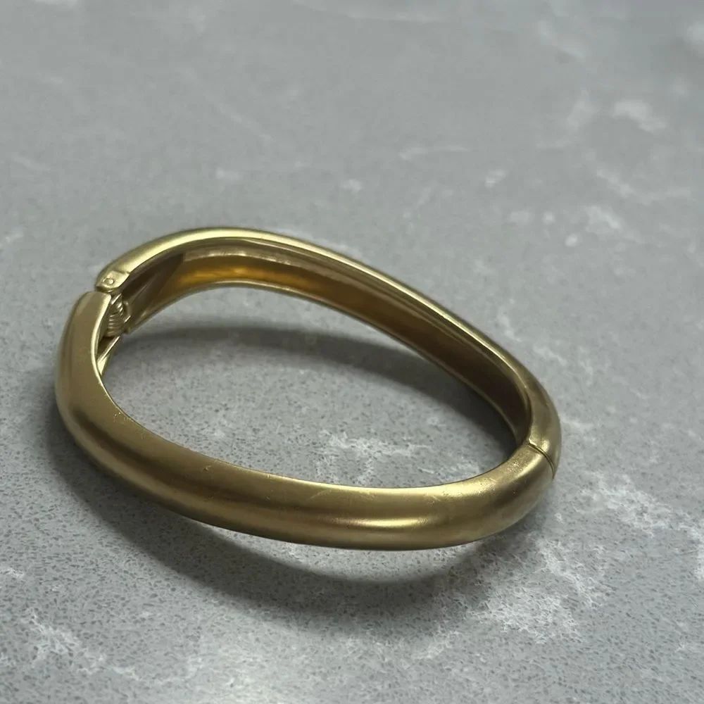 Gold bangle - Picture 4 of 4